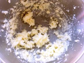 再来做挞皮，黄油软化加砂糖打发均匀