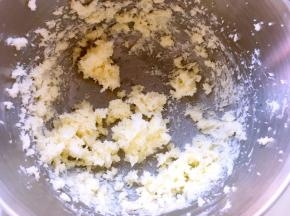 再来做挞皮，黄油软化加砂糖打发均匀