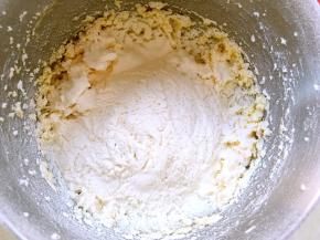 过筛低筋面粉，切拌均匀