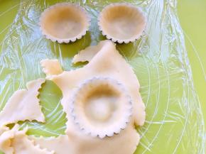 我用的蛋挞模具，将擀好的挞皮盖在模具上，挞皮早填满模具，之后用力压一下边缘，裁掉多余的面团，最后再整理下形状，让挞皮全部粘合在蛋挞模具上