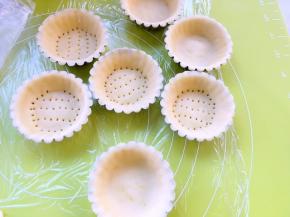 做好剩下的一点点材料，可以压扁平铺在挞底，用手压平正即可，烤箱预热170度