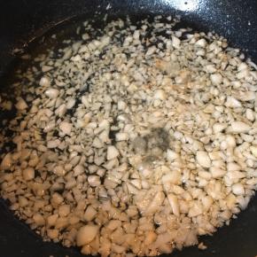 靠锅的余温把蒜头炒香，加入盐和糖调味