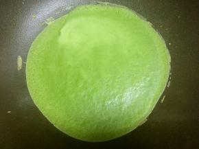 平底锅小火加热，倒入一勺面糊，转动平底锅，摊成圆形