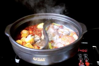 先加入梭子蟹和海虾、还有各种丸子（蔬菜除外）哟……