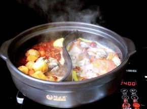 先加入梭子蟹和海虾、还有各种丸子（蔬菜除外）哟……