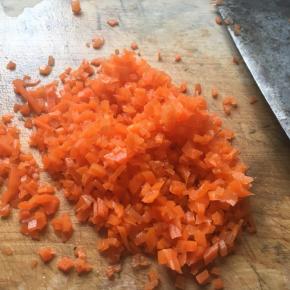 胡萝卜片切丁