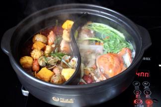 煮沸后再加入蔬菜煮沸就可以开吃了呀……