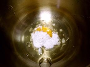 常温鸡蛋加糖粉用蛋抽搅拌均匀