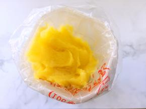 挞皮烤好后取出晾凉，冰箱取出柠檬凝乳，装入裱花袋