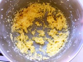 一点点加入柠檬汁，打发至蓬松状态