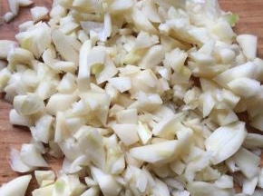 大蒜头剁成蒜蓉