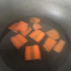 胡萝卜切片焯飞