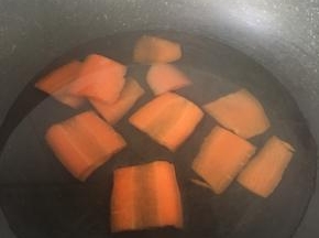 胡萝卜切片焯飞
