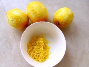 新鲜柠檬洗干净，擦干水份，用擦板擦出12克黄色的柠檬皮碎，注意别把白色部分带下来，白色部分有苦味