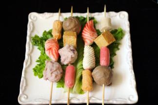 用竹签串了几串龙虾排、牛肉丸、墨鱼风味丸子、鱼味卷、鱼味豆腐、香辣鱼棒和千百叶豆腐