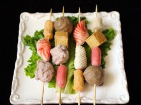 用竹签串了几串龙虾排、牛肉丸、墨鱼风味丸子、鱼味卷、鱼味豆腐、香辣鱼棒和千百叶豆腐