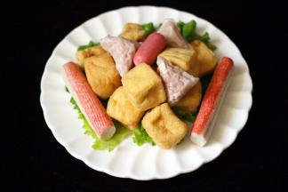 准备好蟹棒、油豆腐、亲亲肠和三角鱼丸