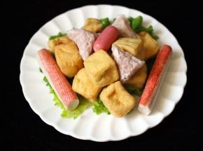 准备好蟹棒、油豆腐、亲亲肠和三角鱼丸