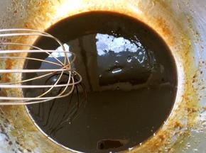 加入玉米油搅拌均匀，表层无油点