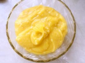 柠檬凝乳凉透后，盖保鲜膜冰箱冷藏