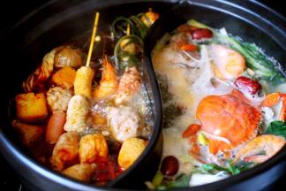 鲜美无比又营养丰富的海鲜火锅做好了、老公我吃火锅你喝汤哈、嘻嘻、我俩一边吃着、一边聊着天、聊着聊着、忽然老公夹了一个海虾、放在嘴中、接着就站起来直接把嘴里的海虾扔进锅里、说了一句、哎呀妈呀、烫死我了、这这这……