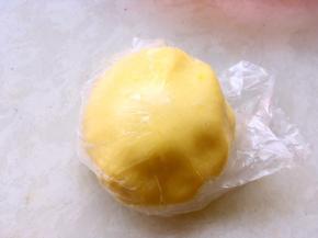 将拌好的挞皮面团装入保鲜袋，冰箱冷藏半个小时松弛