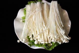 金针菇摘洗干净后备用