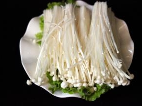 金针菇摘洗干净后备用