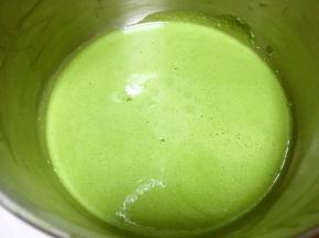 之后加入黄油搅拌均匀，再过筛一遍，盖保鲜膜冷藏半个小时