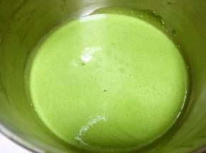 之后加入黄油搅拌均匀，再过筛一遍，盖保鲜膜冷藏半个小时