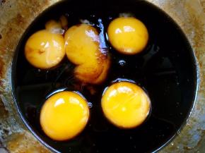 分离鸡蛋，蛋白打至干净容器，蛋黄加入红糖中搅拌均匀