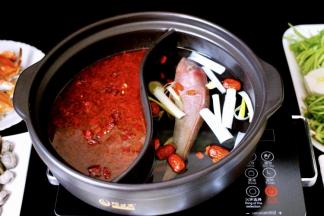 炒好的调料加入适量清水