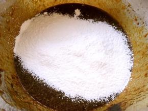 过筛低筋面粉，画Z字搅拌均匀无颗粒