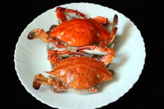 梭子蟹提前洗净后蒸出来备用