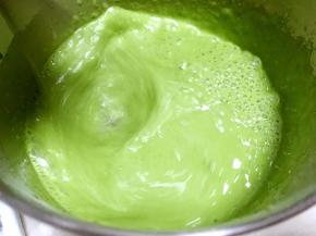 抹茶粉不容易融合，会有小颗粒，可以用打蛋器打发一会