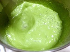 抹茶粉不容易融合，会有小颗粒，可以用打蛋器打发一会