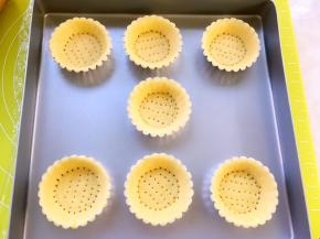 用叉子在底部叉些洞洞，入烤箱烤20分钟