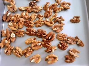 核桃去核，烤箱170度烤5、6分钟，凉透去皮，留些完整的做表面装饰用，35克压成核桃碎