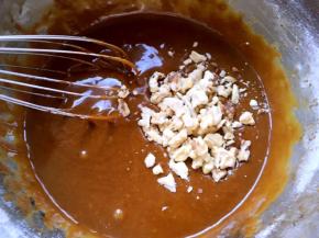 加入核桃碎，搅拌均匀