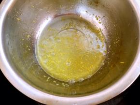 先来做柠檬凝乳，70克柠檬汁加10克柠檬碎跟砂糖，隔水加热至砂糖融化