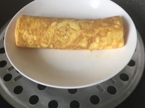 放入开水锅隔水蒸六分钟