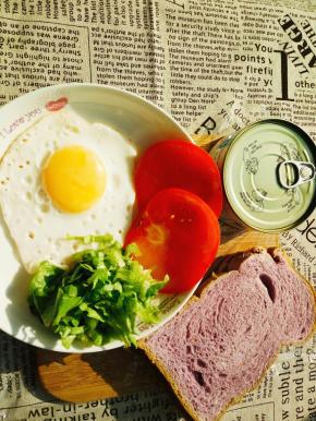 准备好做三明治的材料:一个鸡蛋煎溏心，生菜洗净切碎，番茄切两片，一罐金枪鱼倒掉水备用！