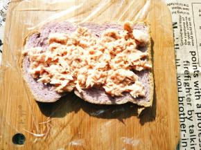 先放一片土司，码一层金枪鱼！