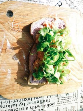 上面码上生菜碎！