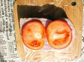 盖上第二片土司，上面摆上番茄片！