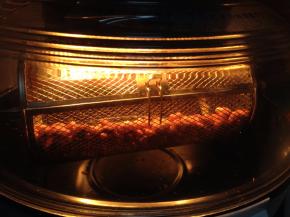 花生仁放入空气炸锅转笼，180度，烤5-7分钟取出冷却（也可以用烤箱或是炒熟）