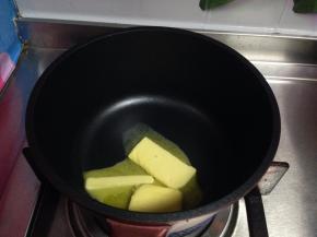 不沾锅放入黄油煮融化