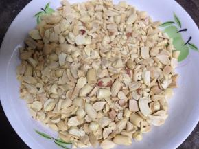 去皮，用刀稍微碾碎一些（大颗粒就行）