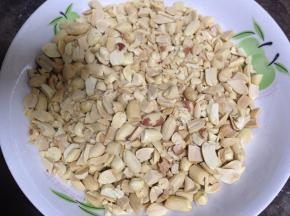 去皮，用刀稍微碾碎一些（大颗粒就行）
