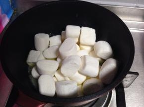 倒入棉花糖，要用小火将棉花糖软化